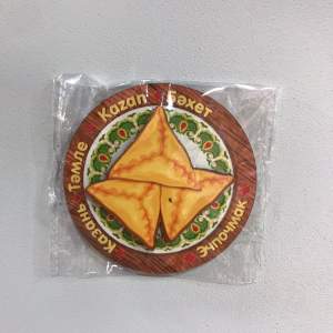 Магнит дерево (А) Казань треугольники 7 см МК-163 Объёмный магнит из дерева в форме тарелки с татарским угощением - эчпочмаком станет идеальным памятным сувениром из Казани. Татарский треугольник, еще так называют эчпочмак, будет хорошим другом вашему холодильнику, а для вас сохранит вкусные воспоминания о Казани.
Материал: дерево, краска;
Диаметр: 7см;
Вес: 17гр. 